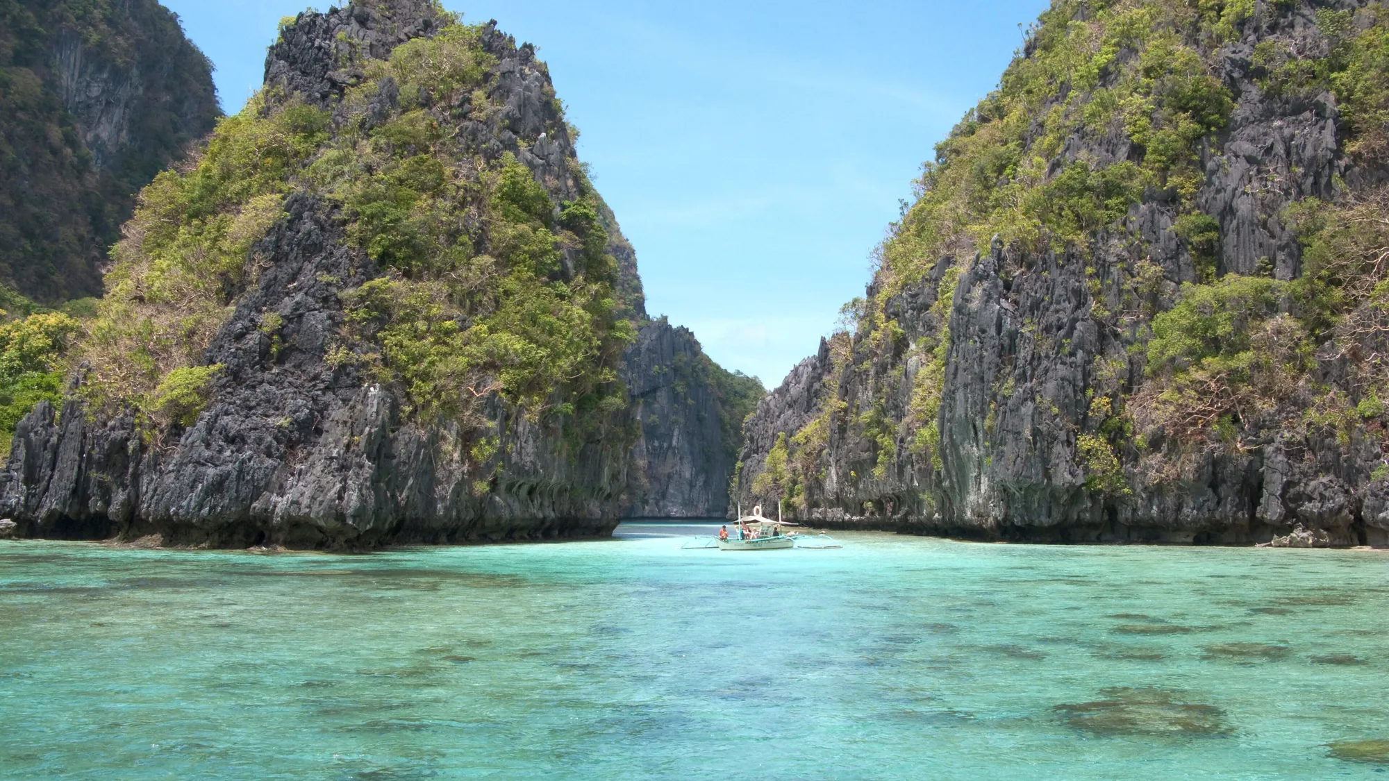 Island lagoon in Bacuit Bay, El Nido, Palawan